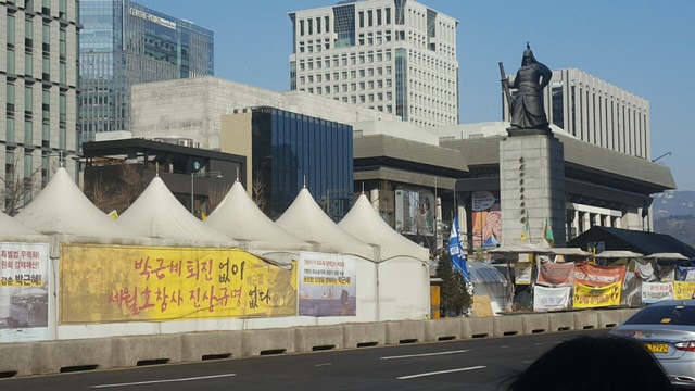 10일 탄핵 심판 전 10시 광화문 광장 모습.