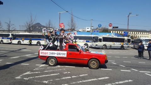 광화문 광장vs서울 광장 분위기 희비···헌재 앞은 ‘아수라장’