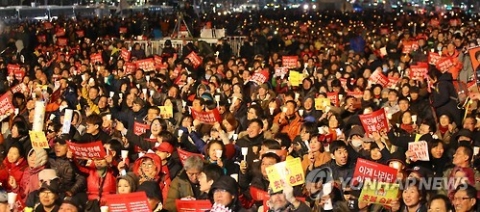 축제로 변한 광화문 촛불집회···꼬깔모자·폭죽까지 등장
