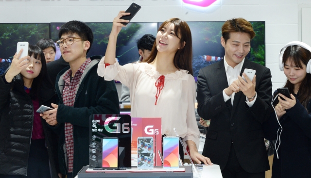 남대문에 위치한 한 이동통신사 매장 방문객들이 LG G6를 체험하고 있다. 사진=LG전자 제공