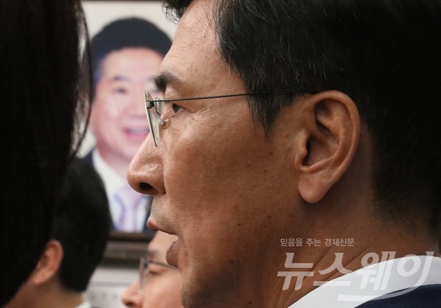 안희정, ‘미투 운동’ 극찬하던 날 ‘성폭행 논란’ 휘말려