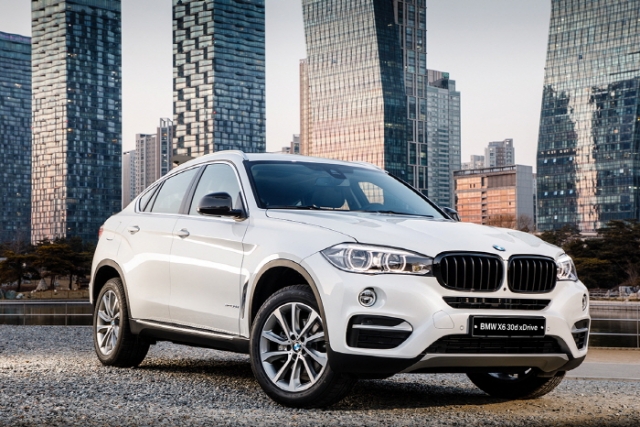 BMW X4 xDrive20d와 X6 xDrive30d에 고급스러운 블랙 컬러의 그릴, 카본 소재의 미러캡과 카본 리어 스포일러를 추가해 고급스러움과 스포티함을 더 한 한정판 스페셜 에디션이다. 사진=BMW 제공