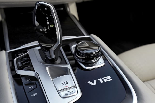 뉴 M760Li xDrive를 통해 BMW의 새로운 M 퍼포먼스 트윈파워 터보 12기통 가솔린 엔진이 처음으로 공개된다. 사진=BMW 제공