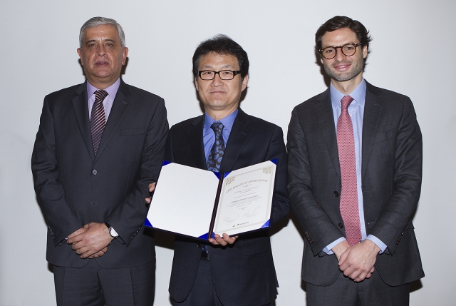 동서식품이 콜롬비아 수출관광해외투자진흥청으로부터 공로패를 받았다. 사진=동서식품 제공