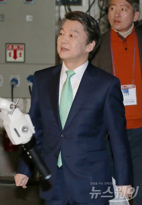 안철수 ‘朴사면’ 말한마디에 불붙은 민주·국민의당 ‘난타전’