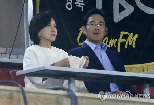 지난 2015년 야구장을 찾은 이재용 삼성전자 부회장과 이 부회장의 어머니인 홍라희 전 삼성미술관 리움 관장. 사진=연합뉴스 제공