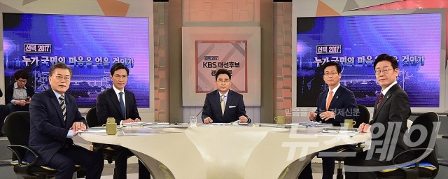 ‘더불어민주당 제19대 대통령선거 경선후보 합동TV토론회’ 기사의 사진