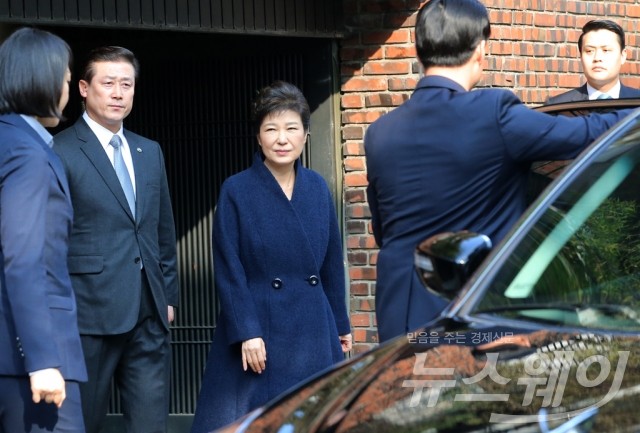박근혜 전 대통령이 21일 오전 검찰 소환조사를 받기 위해 서울 삼성동 자택을 나서고 있다. 사진=이수길 기자 leo2004@