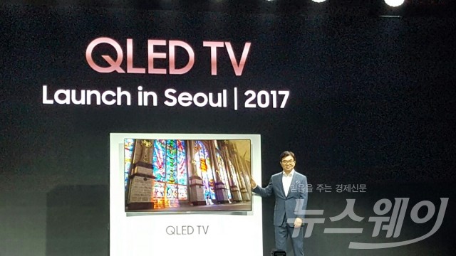 삼성전자는 21일 서울 역삼동 라움 아트센터에서 ‘삼성QLED TV 미디어데이’를 개최했다. 김현석 삼성전자 영상디스플레이사업부장 사장은 초프리미엄 제품인 ‘QLED TV’를 소개했다. 사진=한재희 기자.