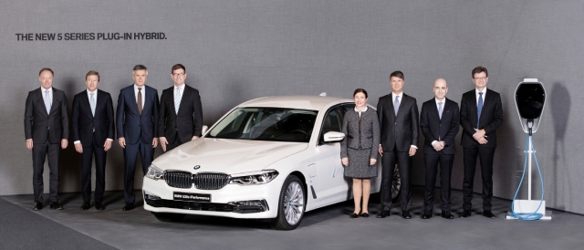 BMW 그룹 하랄드 크루거 (Harald Kruger) 회장 (오른쪽에서 세번째)을 비롯한 주요 보드멤버들이 BMW 5시리즈 플러그인 하이브리드 모델인 530e iPerformance 모델 앞에서 포즈를 취하고 있다. 사진=BMW 제공