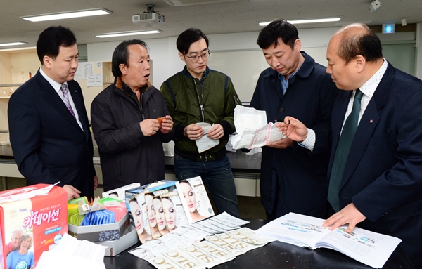 대구보건대, 대구TP, 참여기업이 지난 1월 ‘2017년도 풀뿌리기업 육성사업’ 신청 및 제품개발 회의를 하고 있다.(사진제공=대구보건대)