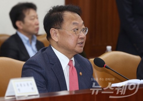 유일호 부총리 “경제 봄기운···1분기 성장 예상 상회”