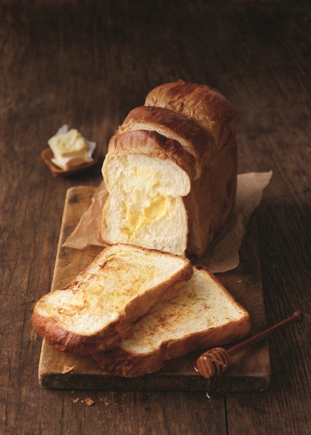 파리바게뜨가 신제품 식빵 ‘천연효모 꿀 토스트 플러스’를 출시한다.사진=SPC그룹 제공