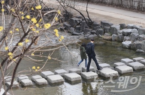 전국 대체로 맑고 쌀쌀···큰 일교차 ‘건강 유의’