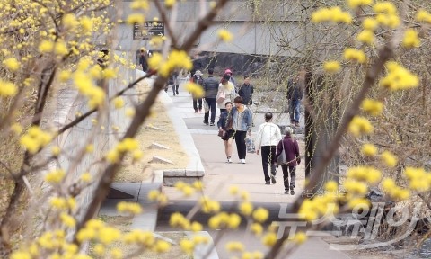  절기상 ‘청명’, 전국 대체로 맑고 포근···미세먼지 나쁨