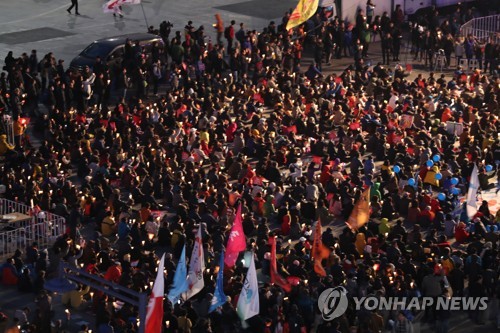 25일 오후 서울 종로구 광화문광장에서 21차 범국민행동의 날 촛불집회가 열렸다. 사진=연합뉴스 제공