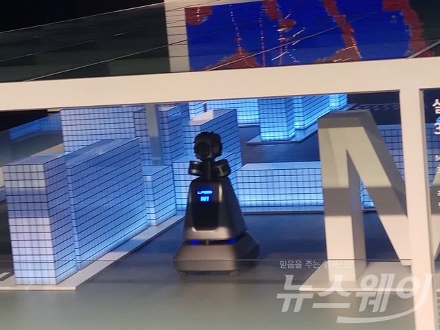 네이버는 30일 고양시 킨텍스에서 열린 2017 서울모터쇼 프레스데이 행사에서 실내지도 제작 로봇 M1을 공개했다. 사진=이어진 기자.