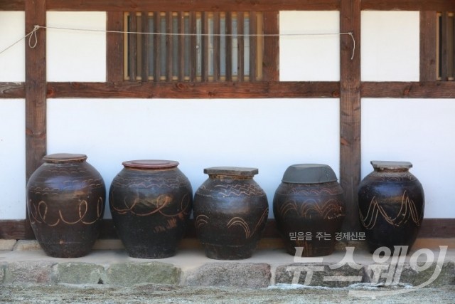 영암군 군서면 서구림리에 조종수 가옥 수화문 옹기