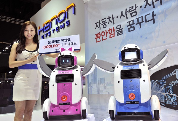 2017 서울모터쇼가 한창인 일산 킨텍스 제1전시장에서 2일 오전 자동차 '속'을 채우는 한온시스템의 기술력을 집약시켜 제작한 인공지능 로봇 아이쿨봇(iCOOLBOT)과 함께하는 사진행사를 진행했다. 사진=한온시스템 제공