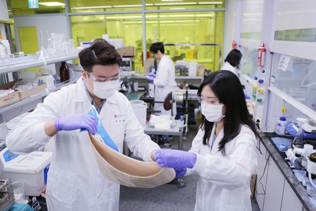 LG화학 대전 기술연구원 연구원들이 가정용 역삼투 분리막 신제품을 개발하여 완성품의 외관 검사를 하고 있다. 사진=LG화학 제공