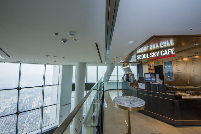 엔제리너스가 롯데월드타워 122층에 오픈한 ‘서울 스카이 카페’. 사진=엔제리너스 제공