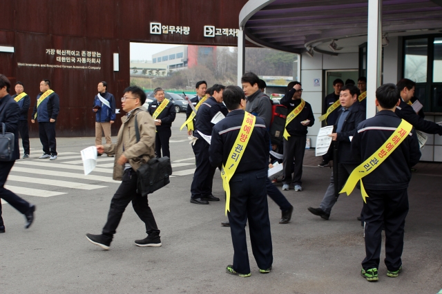 쌍용자동차 노·사가 5일 평택공장안전보건공단과 함께 산업재해 예방 캠페인을 실시했다. 관계자들은 이날 오전 출근길 직원들에게 산업재해 예방 및 안전보건문화 관련 홍보물을 나눠주며 봄철 작업장 안전사고 예방을 당부했다. 사진=쌍용자동차 제공