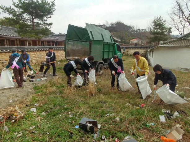 보성군 보성읍행정복지센터가 3월 31일 시가지 환경정화활동을 전개하고 있다.