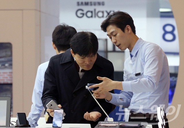 갤럭시 S8·S8플러스 64GB 모델이 재고 불균형으로 개통 기한이 연장됐다. 사진=최신혜 기자 shchoi@newsway.co.kr
