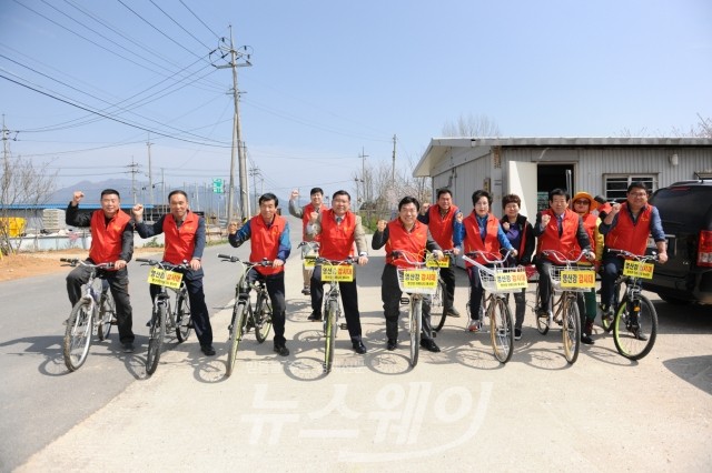 이은방 광주광역시의회 의장은 10일 영산강 주변 쓰레기수거와 청소를 비롯한 봄철 환경정화활동을 전개한 후 시민들과 함께 자전거를 타고 광주천 둔치를 달리면서 환경보호의 중요성을 일깨웠다.(사진=광주시의회)