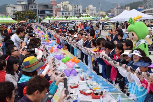 지난해 장보고 축제 때 216 m 해초류 대형김밥을 1000여 명의 관광객들이 만든 후 사회자의 구령에 맞춰 들어 보이며 함박 웃음을 짓고 있다. 김밥 길이는 매년 1 m씩 늘어난다.