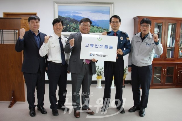 구례경찰서, 손해보험협회와 교통안전 물품 전달식 개최 기사의 사진
