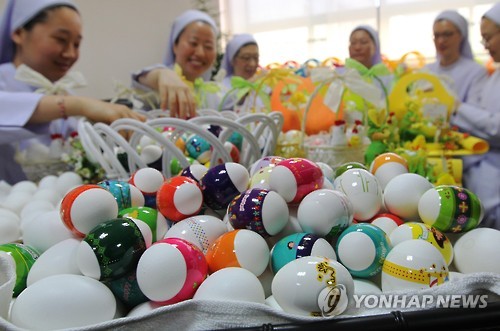 수녀들이 부활절을 앞두고 정성스럽게 꾸민 달걀을 바구니에 옮겨 담고 있다. (사진=연합뉴스)