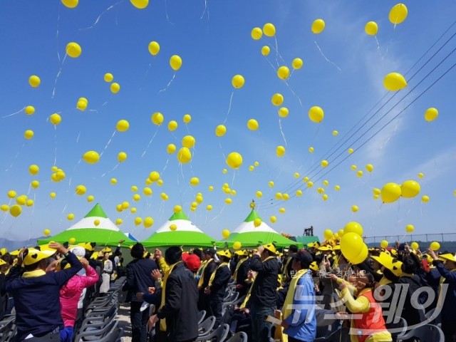 16일 세월호 3주기 추모행사에 참석한 주민들이 노란 풍선을 하늘로 띄워보내고 있다.