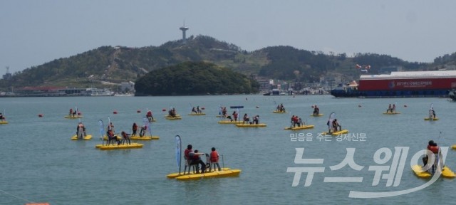 완도국제해조류박람회장 앞 바다에서 관란객들이 친환경수상자전거 체험을 하고 있다.