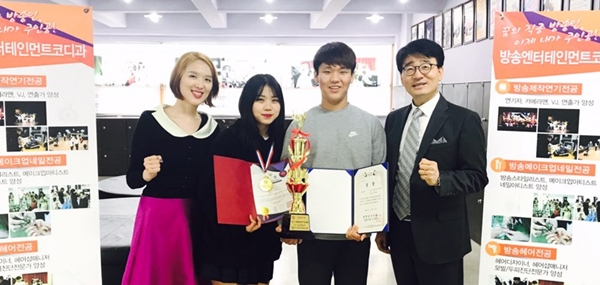 국제미용기능대회에서 최고상을 수상한 위탁교육생과 담임교사, 대구과학대 방송엔터테인먼트코디과 학과장이 기념촬영을 하고 있다.(왼쪽부터 신화정 위탁고 담임교사,이연희양,이건용군,남효윤 학과장)(사진제공=대구과학대)