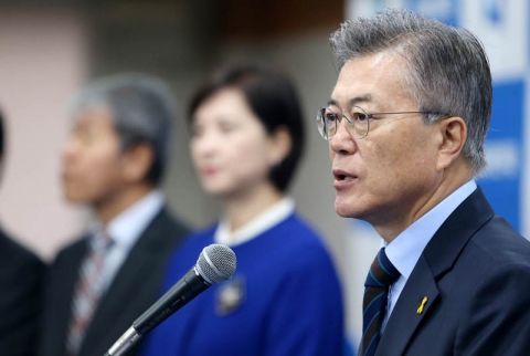 ‘新중년’ 공략 나선 문재인···“5060 일자리 안전망 국가 지원”