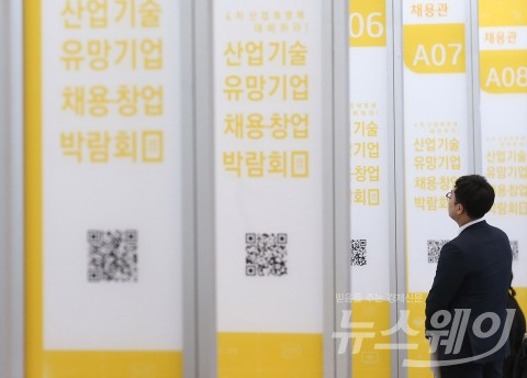 취업자 6개월 연속 30만명↑···제조업 일자리 두 달 연속 증가