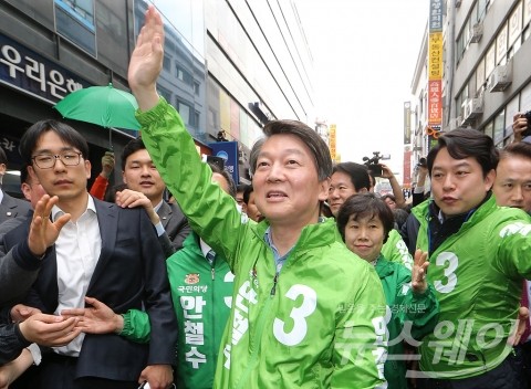 안철수, 첫 주말 PK 표심잡기···봉하마을 방문
