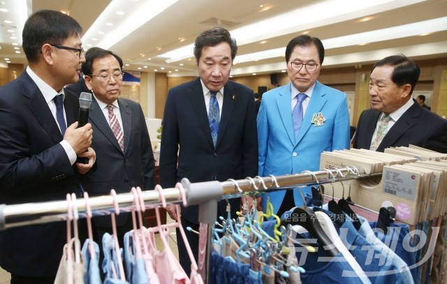 이낙연 전남지사, 신우철 완도군수, 안병호 함평군수, 김준성 영광군수가 21일 오전 완도군청에서 열린 투자협약식에 참석, 투자기업의 생산 제품을 살펴보고 있다. 사진=전남도