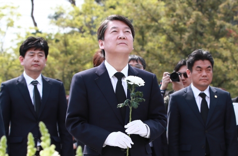 안철수, 봉하마을 참배···“분열과 갈등의 시대 접어야”