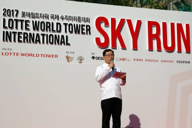 박현철 롯데물산 대표이사가 롯데월드타워 세계 최고높이 수직마라톤대회 스카이런에 앞서 개회사를 하고 있다