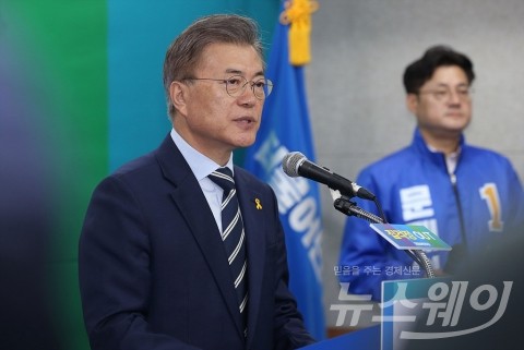 문재인, 일정 없이 TV 토론 준비에 ‘올인’