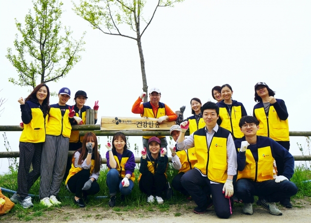 CJ헬스케어 임직원들이 서울 마포구 노을공원에서 헛개나무를 심으며 ‘건강한 숲 만들기’ 활동을 펼쳤다. 사진=CJ헬스케어 제공