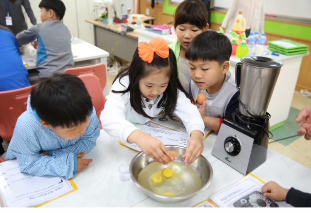 국립김제청소년농업생명체험센터 찾아가는 농업생명과학교실에 참여한 청소년들이 ‘친환경 먹거리생산’ 프로그램을 체험하고 있다.