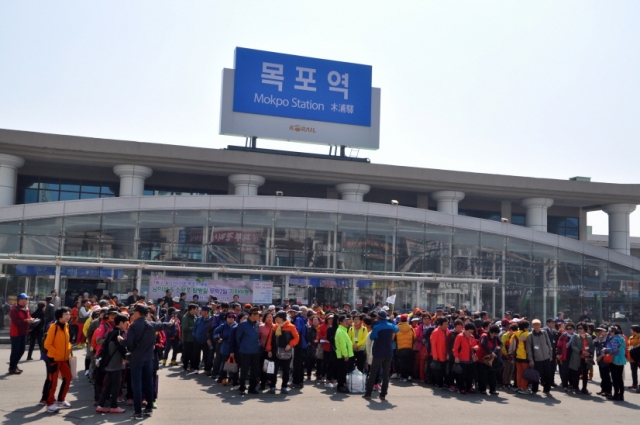 대전 노래교실 전세열차 단체방문객 400명이 3일 목포역에 모여 있다.