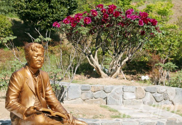 강진군이 영랑 생가 뒤 언덕에 조성한 세계모란공원