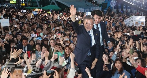 문재인, 한국노총과 ‘노동 존중’ 협약···군 장병 가족과 대화도