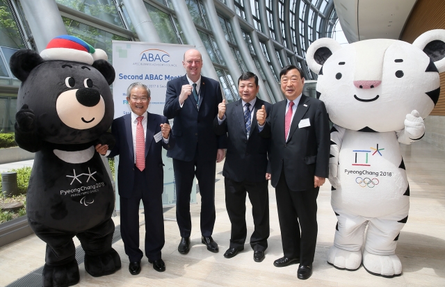 28일 전경련회관 컨퍼런스센터에서 열린 ‘ABAC Luncheon’에서 (왼쪽부터) 권태신 전경련 부회장, 필 오라일리 BIAC 회장, 황 반 쫑 ABAC의장, 이희범 평창동계올림픽조직위원장 등이 기념촬영을 하고 있다. 사진=전경련 제공