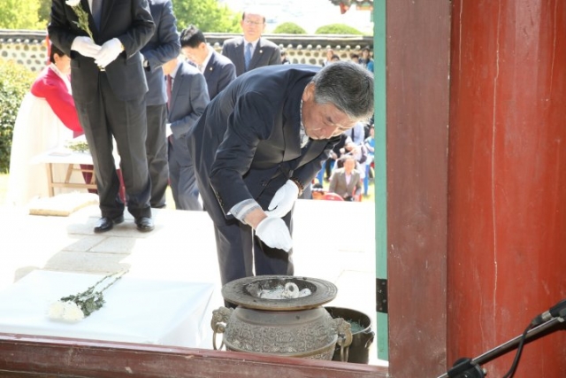 고흥군이 28일 ‘충무공 이순신 탄신 472주년 기념 다례제’를 진행하고 있다.