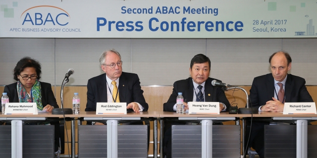 황 반 쭝 APEC 기업인자문회의 의장(베트남상공회의소 수석부회장, 오른쪽 두번째)이 28일 전경련회관 3층 로즈룸에서 열린 기자회견에 참석해 서울 ABAC 회의에서 채택된 APEC 통상장관 건의문을 발표하고 있다. 사진=전경련 제공